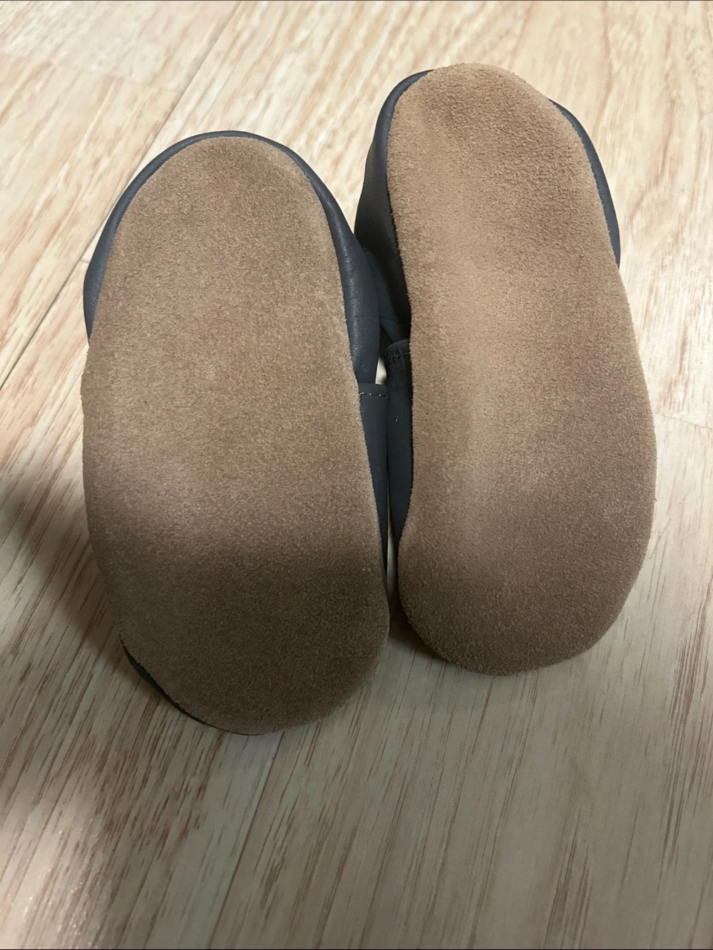 Robeez soft soles baby shoes size 6-12 months.